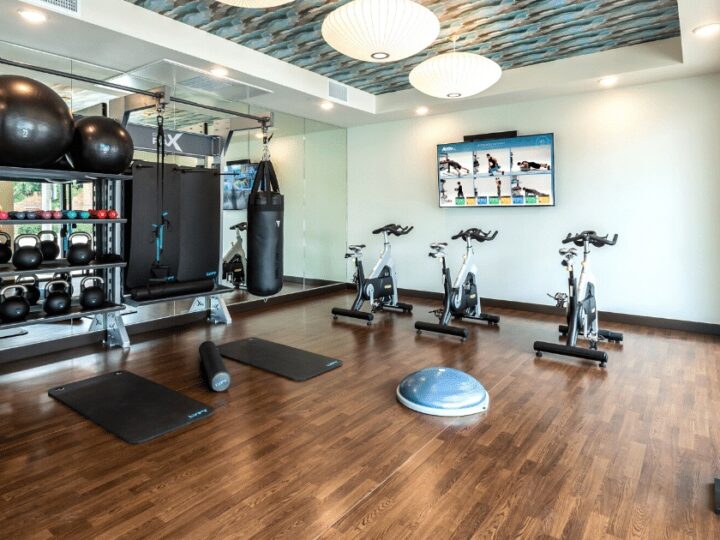 Essential Factors to Consider When Choosing a Gym: Location, Amenities, and More!