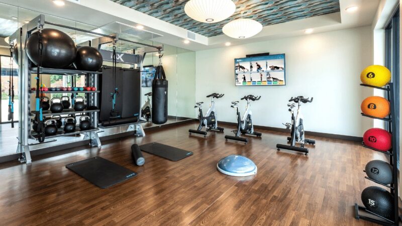 Essential Factors to Consider When Choosing a Gym: Location, Amenities, and More!